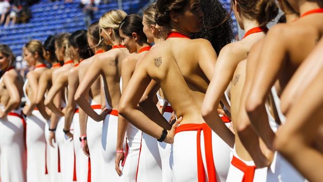 "Grid Girls" už nebudou stát na startovním roštu. "Grid Girls" už nebudou stát na startovním roštu.