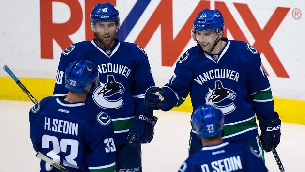 Radim Vrbata (vpravo) slaví se spoluhráči Ryanem Stantonem (vlevo vzadu), Henrikem a Danielem Sedinem gól proti Edmontonu. Radim Vrbata (vpravo) slaví se spoluhráči Ryanem Stantonem (vlevo vzadu), Henrikem a Danielem Sedinem gól proti Edmontonu.