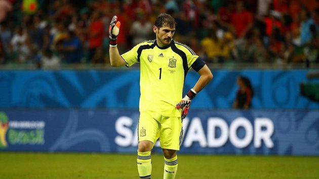 Zklamaný španělský gólman Iker Casillas během duelu proti Nizozemsku na MS v Brazílii. Zklamaný španělský gólman Iker Casillas během duelu proti Nizozemsku na MS v Brazílii.