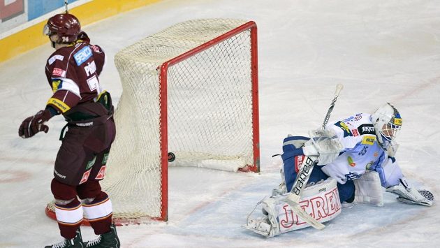 Daniel Přibyl ze Sparty (vlevo) dává gól, vpravo je překonaný brankář Komety Jiří Trvaj. Daniel Přibyl ze Sparty (vlevo) dává gól, vpravo je překonaný brankář Komety Jiří Trvaj.