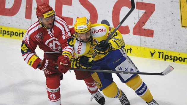 Tomáš Linhart (vlevo) z Třince a Jaroslav Balaštík ze Zlína ve třetím extraligovém semifinále. Tomáš Linhart (vlevo) z Třince a Jaroslav Balaštík ze Zlína ve třetím extraligovém semifinále.