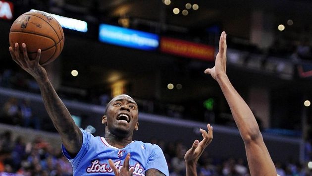 Jamal Crawford z Clippers střílí koš Chicagu. Jamal Crawford z Clippers střílí koš Chicagu.