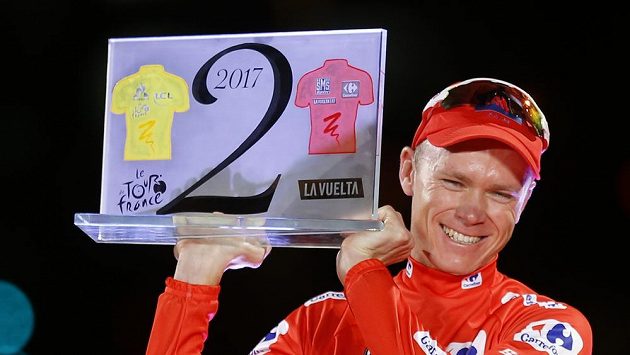 Chris Froome pózuje s trofejí. Chris Froome pózuje s trofejí.