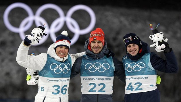 Stupně vítězů. Arnd Peiffer vyhrál. Druhý dojel Čech Michal Krčmář, bronz bral Dominik Windisch. Tak skončil biatlonový sprint na 10 kilometrů v Jižní Koreji. Stupně vítězů. Arnd Peiffer vyhrál. Druhý dojel Čech Michal Krčmář, bronz bral Dominik Windisch. Tak skončil biatlonový sprint na 10 kilometrů v Jižní Koreji.