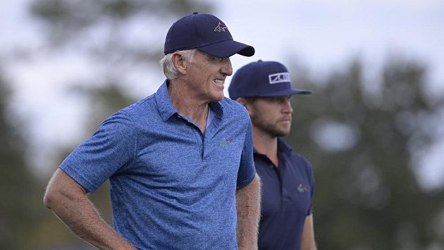 Australský vítěz British Open z let 1986 a 1993 Greg Norman během exhibičního PNC Championship. Vzadu syn Normana, Greg Junior. Australský vítěz British Open z let 1986 a 1993 Greg Norman během exhibičního PNC Championship. Vzadu syn Normana, Greg Junior.