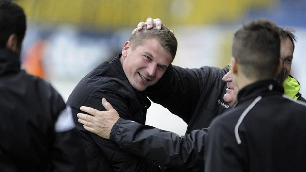 Trenér fotbalistů Hradce Králové Luboš Prokopec (uprostřed) se raduje z vítězství v Teplicích. Trenér fotbalistů Hradce Králové Luboš Prokopec (uprostřed) se raduje z vítězství v Teplicích.