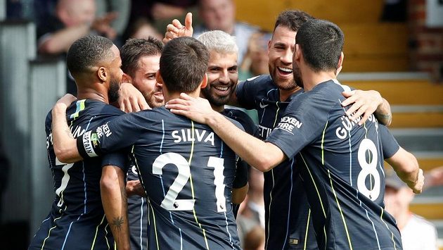 Fotbalisté Manchesteru City se radují z gólu proti Fulhamu. Fotbalisté Manchesteru City se radují z gólu proti Fulhamu.
