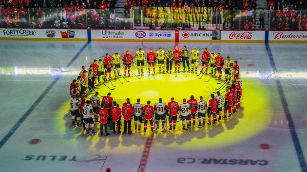 Vzpomínkový okamžik na hráče Humboldtu Broncos před zápasem NHL mezi Calgary a Las Vegas. Vzpomínkový okamžik na hráče Humboldtu Broncos před zápasem NHL mezi Calgary a Las Vegas.