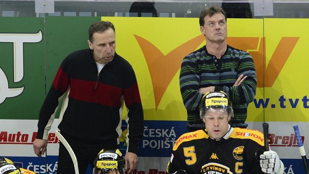 Trenéři Litvínova Radim Rulík (vpravo nahoře) a vedle něj Miloslav Hořava. Trenéři Litvínova Radim Rulík (vpravo nahoře) a vedle něj Miloslav Hořava.