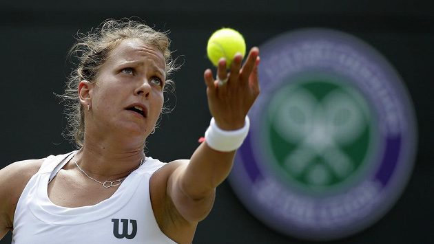 Česká tenistka Barbora Záhlavová-Strýcová při podání v utkání s Číňankou Li Na. Česká tenistka Barbora Záhlavová-Strýcová při podání v utkání s Číňankou Li Na.