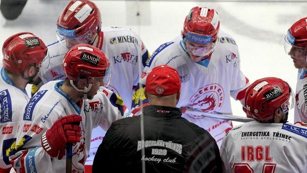 Třinecký kouč Jiří Dopita při poradě s hráči během utkání s Brnem. Třinecký kouč Jiří Dopita při poradě s hráči během utkání s Brnem.