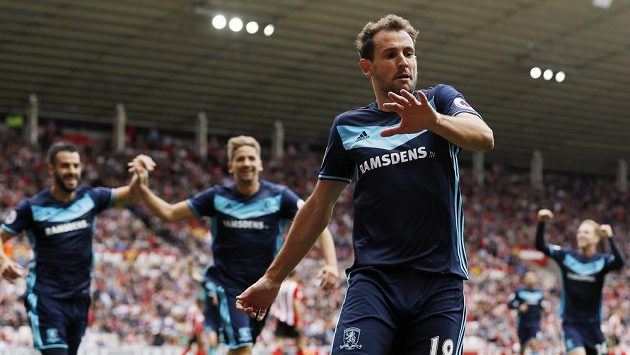 Záložník Middlesbrough Christian Stuani slaví se spoluhráči gól na hřišti Sunderlandu v zápase 2. kola Premier League. Záložník Middlesbrough Christian Stuani slaví se spoluhráči gól na hřišti Sunderlandu v zápase 2. kola Premier League.