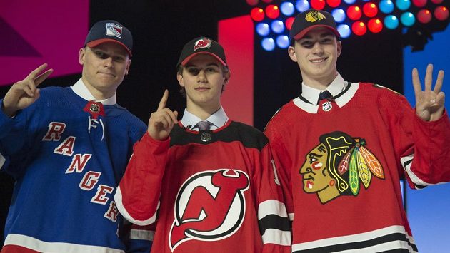 Zleva Kaapo Kakko, Jack Hughes a Kirby Dach. Tři hlavní hvězdy vstupního draftu NHL pro rok 2019. Zleva Kaapo Kakko, Jack Hughes a Kirby Dach. Tři hlavní hvězdy vstupního draftu NHL pro rok 2019.