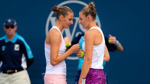 Karolína Plíšková (vlevo) se sestrou Kristýnou v prvním kole čtyřhry na turnaji v Cincinnati. Karolína Plíšková (vlevo) se sestrou Kristýnou v prvním kole čtyřhry na turnaji v Cincinnati.