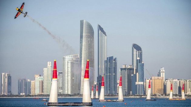 Český pilot Martin Šonka v akci při prvním závodu sezóny seriálu Red Bull Air Race v Abu Zabí. Český pilot Martin Šonka v akci při prvním závodu sezóny seriálu Red Bull Air Race v Abu Zabí.