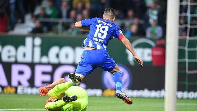 Gólman Brém Jiří Pavlenka při zákroku proti Vedadu Ibiševičovi z Herthy. Gólman Brém Jiří Pavlenka při zákroku proti Vedadu Ibiševičovi z Herthy.