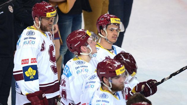 Zklamaný útočník Sparty Praha Petr Ton (vlevo) smutní se spoluhráči po vyřazení v semifinále extraligy od Komety Brno. Zklamaný útočník Sparty Praha Petr Ton (vlevo) smutní se spoluhráči po vyřazení v semifinále extraligy od Komety Brno.