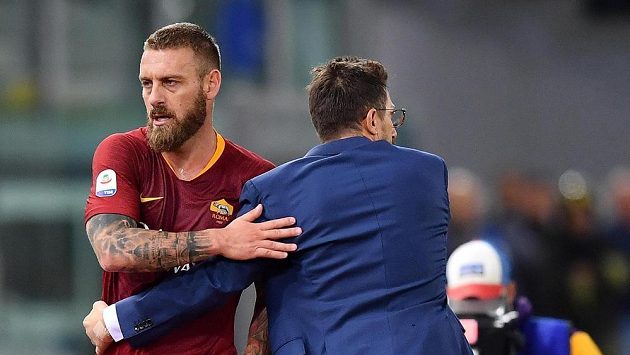 Kapitán fotbalistů AS Řím Daniele De Rossi si v utkání s Empoli zlomil článek prstu na levé noze. Kapitán fotbalistů AS Řím Daniele De Rossi si v utkání s Empoli zlomil článek prstu na levé noze.