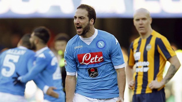 Útočník Neapole Gonzalo Higuaín se raduje z gólu, který vstřelil Veroně. Útočník Neapole Gonzalo Higuaín se raduje z gólu, který vstřelil Veroně.