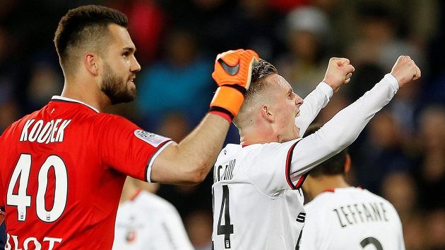 Český gólman Tomáš Koubek slaví se spoluhráči vítězství nad PSG v Parku Princů. Český gólman Tomáš Koubek slaví se spoluhráči vítězství nad PSG v Parku Princů.