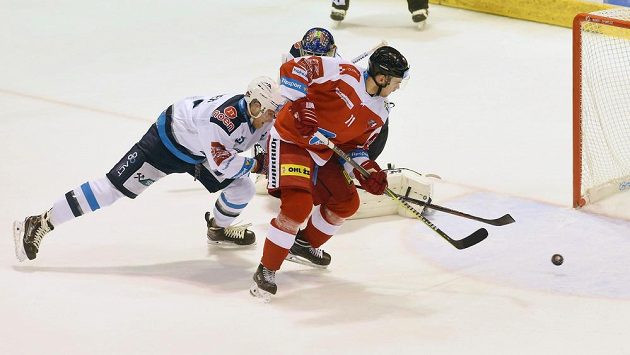 Jakub Herman střílí druhý gól Olomouce, nezabránil mu v tom ani obránce Alex Rašner, ani brankář Chomutova Ján Laco. Jakub Herman střílí druhý gól Olomouce, nezabránil mu v tom ani obránce Alex Rašner, ani brankář Chomutova Ján Laco.