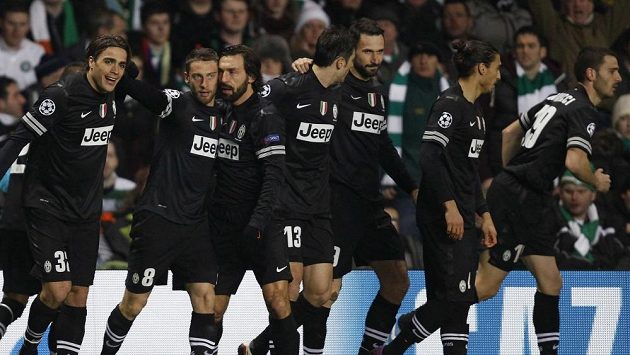 Fotbalisté Juventusu se radují z branky v utkání proti Celtiku Glasgow. Fotbalisté Juventusu se radují z branky v utkání proti Celtiku Glasgow.