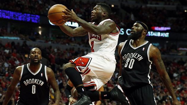 Chicagský náhradník Nate Robinson (uprostřed) se takřka sám postaral o vymazání ztráty. Chicagský náhradník Nate Robinson (uprostřed) se takřka sám postaral o vymazání ztráty.