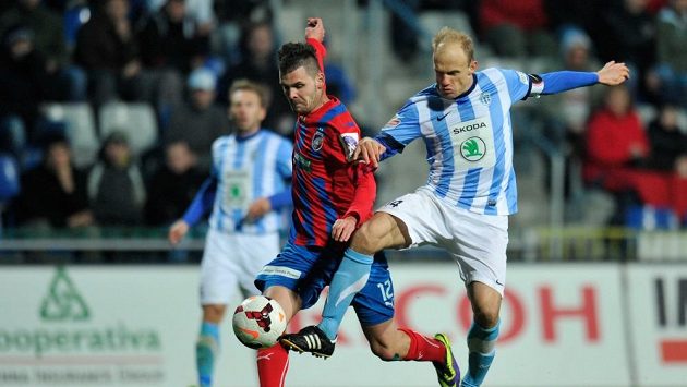 Mladoboleslavský David Jarolím (vpravo) v souboji s útočníkem Plzně Michalem Ďurišem. Mladoboleslavský David Jarolím (vpravo) v souboji s útočníkem Plzně Michalem Ďurišem.