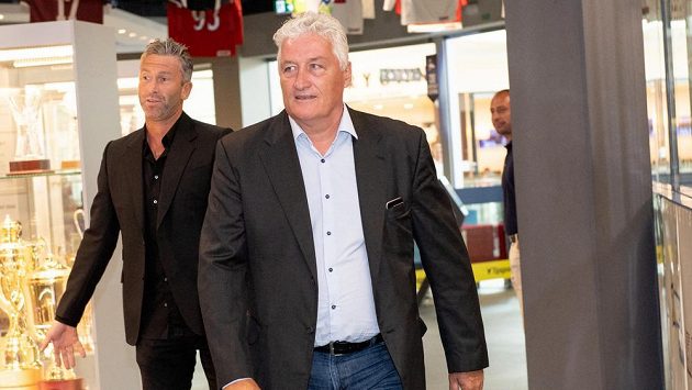 Nový trenér reprezentace Miloš Říha (vpředu) a generální manažer hokejové reprezentace Petr Nedvěd. Nový trenér reprezentace Miloš Říha (vpředu) a generální manažer hokejové reprezentace Petr Nedvěd.