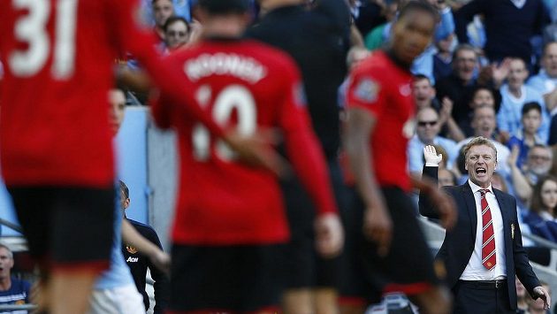Nespokojený trenér Manchesteru United David Moyes předává pokyny svým svěřencům. Nespokojený trenér Manchesteru United David Moyes předává pokyny svým svěřencům.