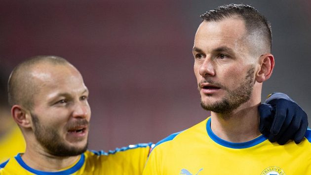 Fotbalisté Teplic Tomáš Vondráček (vlevo) a Pavel Moulis oslavují vítězství 1:0 proti Spartě. Fotbalisté Teplic Tomáš Vondráček (vlevo) a Pavel Moulis oslavují vítězství 1:0 proti Spartě.