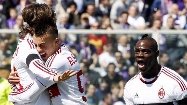 Fotbalisté AC Milán Riccardo Montolivo (vlevo), Stephan El Shaarawy (uprostřed) a Mario Balotelli se radují ze vstřelení gólu proti Fiorentině. Fotbalisté AC Milán Riccardo Montolivo (vlevo), Stephan El Shaarawy (uprostřed) a Mario Balotelli se radují ze vstřelení gólu proti Fiorentině.