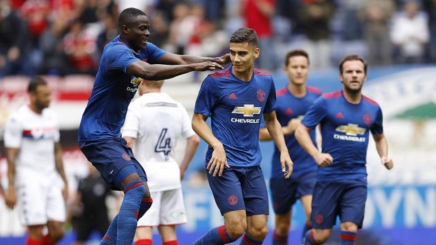 Andreas Pereira (třetí zprava) z Manchesteru United oslavuje gól v přípravě proti Wiganu. Andreas Pereira (třetí zprava) z Manchesteru United oslavuje gól v přípravě proti Wiganu.