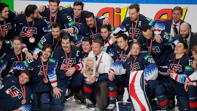 Američtí hokejisté pózují s trofejí pro bronzové medailisty rižského šampionátu. Američtí hokejisté pózují s trofejí pro bronzové medailisty rižského šampionátu.