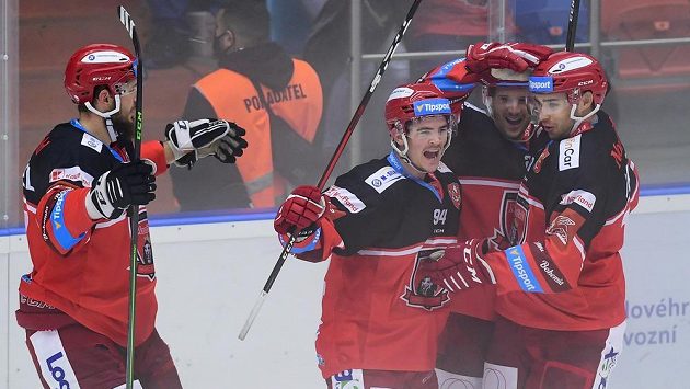 Radost hradeckých hokejistů. Slaví Richard Nedomlel, střelec gólu Jordann Perret, Christophe Lalancette a Ahti Oksanen. Radost hradeckých hokejistů. Slaví Richard Nedomlel, střelec gólu Jordann Perret, Christophe Lalancette a Ahti Oksanen.