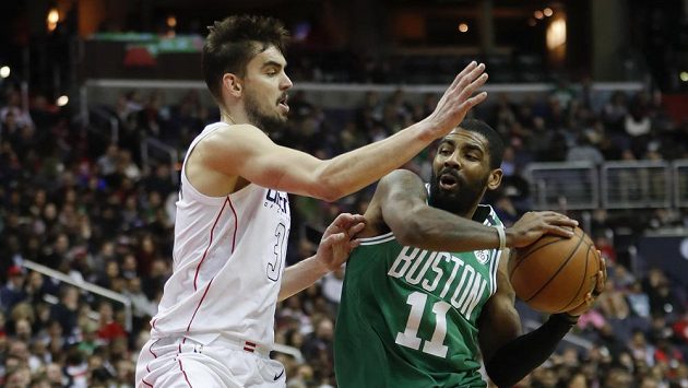 Tomáš Satoranský (31) z Washingtonu a bostonský Kyrie Irving (11). Tomáš Satoranský (31) z Washingtonu a bostonský Kyrie Irving (11).