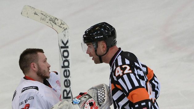 Hokejový rozhodčí Antonín Jeřábek je v nominaci na mistrovství světa. Hokejový rozhodčí Antonín Jeřábek je v nominaci na mistrovství světa.