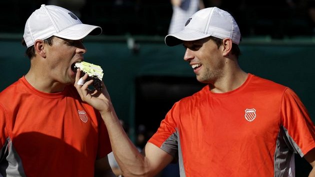 Suverénní deblisté Bob a Mike Bryanové si užívají oslav společné 800. výhry. Suverénní deblisté Bob a Mike Bryanové si užívají oslav společné 800. výhry.