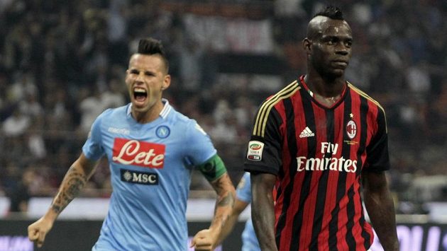 Mario Balotelli (vpravo) po neúspěšné exekuci penalty při utkání s Neapolí. Mario Balotelli (vpravo) po neúspěšné exekuci penalty při utkání s Neapolí.