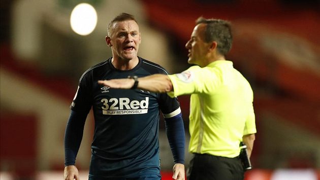 Wayne Rooney, hrající trenér celku Derby County, ve vášnivé diskuzi s rozhodčím během zápasu v Championship. Wayne Rooney, hrající trenér celku Derby County, ve vášnivé diskuzi s rozhodčím během zápasu v Championship.