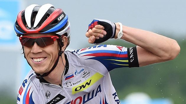 Rus Ilnur Zakarin se raduje z vítězství v 11. etapě Gira. Rus Ilnur Zakarin se raduje z vítězství v 11. etapě Gira.