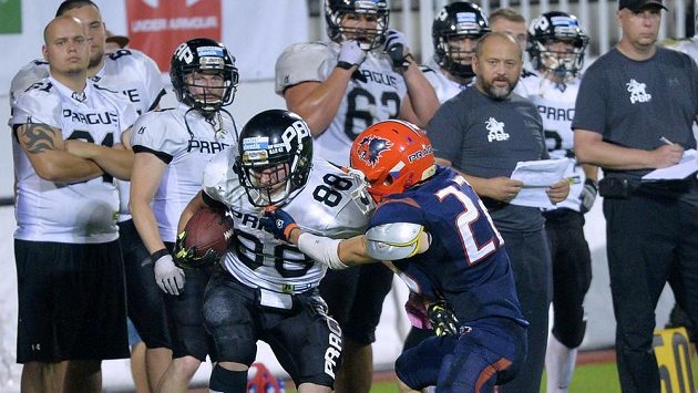 Zleva Daniel Kršák z Panthers a Ondřej Šisl z Lions během finále české ligy amerického fotbalu. Zleva Daniel Kršák z Panthers a Ondřej Šisl z Lions během finále české ligy amerického fotbalu.
