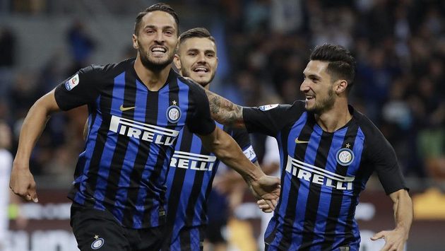 Fotbalista Interu Milán Danilo D'Ambrosio (vlevo) slaví se spoluhráčem Maurem Icardim and Matteem Politanem gól proti Fiorentině. Fotbalista Interu Milán Danilo D'Ambrosio (vlevo) slaví se spoluhráčem Maurem Icardim and Matteem Politanem gól proti Fiorentině.