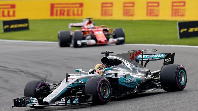 Pilot Mercedesu Lewis Hamilton v akci při Velké ceně Belgie F1. V pozadí Ferrari Sebastiana Vettela. Pilot Mercedesu Lewis Hamilton v akci při Velké ceně Belgie F1. V pozadí Ferrari Sebastiana Vettela.