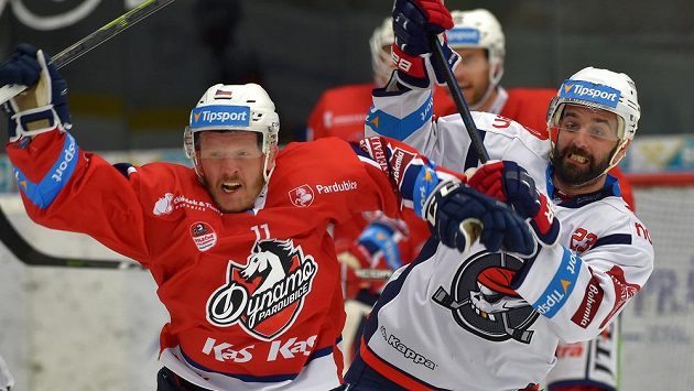Jan Kloz z Pardubic (vlevo) a Tomáš Svoboda z Chomutova v akci během utkání baráže. Jan Kloz z Pardubic (vlevo) a Tomáš Svoboda z Chomutova v akci během utkání baráže.