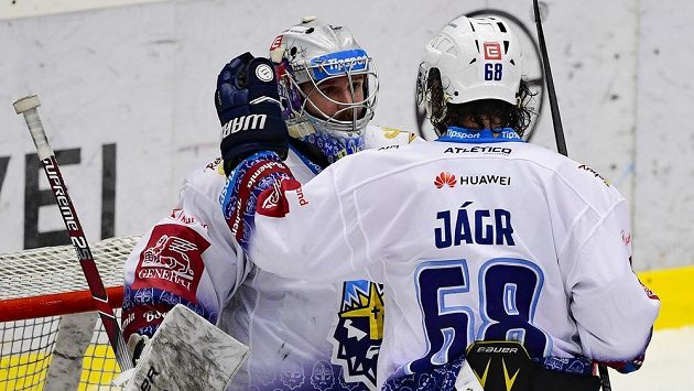 Brankář Denis Godla s majitelem a útočníkem Rytířů Jaromírem Jágrem. Brankář Denis Godla s majitelem a útočníkem Rytířů Jaromírem Jágrem.