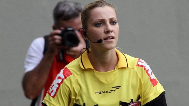 Fotbalová rozhodčí Fernanda Colombová je hitem internetu. Fotbalová rozhodčí Fernanda Colombová je hitem internetu.