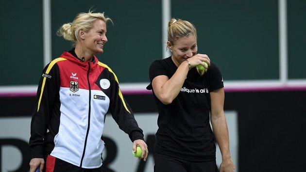 Německá kapitánka týmu Barbara Rittnerová (vlevo) a tenistka Angelique Kerberová měly nejenom během tréniku v pražské O2 Areně výbornou náladu. Německá kapitánka týmu Barbara Rittnerová (vlevo) a tenistka Angelique Kerberová měly nejenom během tréniku v pražské O2 Areně výbornou náladu.