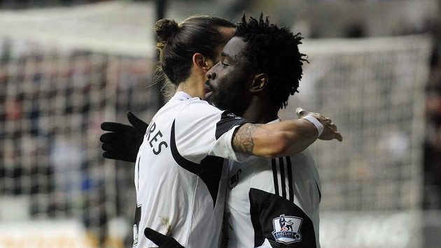 Bonymu Wilfriedovi (vpravo) gratuluje k brance spoluhráč ze Swansea Chico Flores. Bonymu Wilfriedovi (vpravo) gratuluje k brance spoluhráč ze Swansea Chico Flores.
