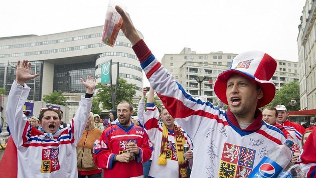 Čeští fanoušci před halou v Paříži. Čeští fanoušci před halou v Paříži.